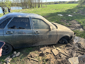 прошу помощи, застряли в грязи,с утра не можем вытащить машину вытащить застрявшую машину Лада приора