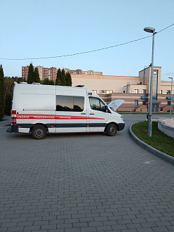 помогите, дежурили на детских соревнованиях по плаванию,не смогли завестись вытащить застрявшую машину Мерседес Спринтер