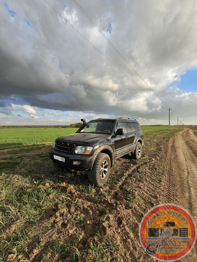 фото застрявшего Mitsubishi Montero 
