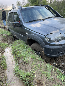 прошу помощи,  вытащить застрявшую машину Нива