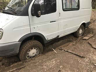 прошу помощи, ехали с супругой на автодоме на базе Соболя, провалились в грязь задним мостом и редуктором в луже, встала колом. Дернуть 10 метров, дальше думаю справимся. Троса нет. вытащить застрявшую машину Газ соболь 