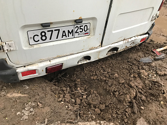прошу помощи, ехали с супругой на автодоме на базе Соболя, провалились в грязь задним мостом и редуктором в луже, встала колом. Дернуть 10 метров, дальше думаю справимся. Троса нет. вытащить застрявшую машину Газ соболь 