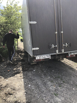 прошу помощи, газель увязла в неукатанной грунтовке, необходимо выдернуть. машина стоит в снт вытащить застрявшую машину газель