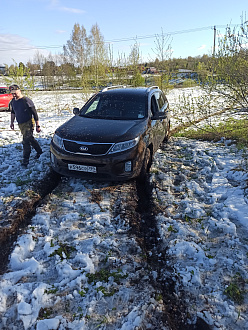 прошу помощи, застряли в поле нужно вытащить.  вытащить застрявшую машину Киа соренто