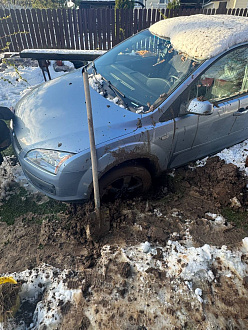 помогите пожалуйста,  прошу помощи, вытащить машину, застряли на участке, при попытке вытащить своими силами оторвался крюк  вытащить застрявшую машину Форд фокус 2