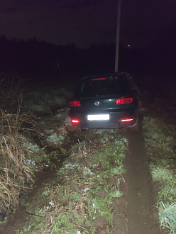 Приехал на заявку, эвакуируюмую машину стаскивает по дренажной канаве к забору грунт мягкий, подъезд нормальный, боюсь перепахать дорогу окончательно. Нужна машина с лебëдкой.  вытащить застрявшую машину Фольксваген