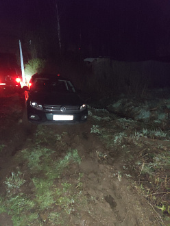 Приехал на заявку, эвакуируюмую машину стаскивает по дренажной канаве к забору грунт мягкий, подъезд нормальный, боюсь перепахать дорогу окончательно. Нужна машина с лебëдкой.  вытащить застрявшую машину Фольксваген