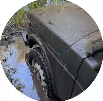 Прошу помощи, вытащить Ниву из грязи в лесу, помогите пожалуйста,   вытащить застрявшую машину Нива 