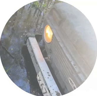 Прошу помощи, вытащить Ниву из грязи в лесу, помогите пожалуйста,   вытащить застрявшую машину Нива 