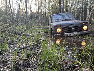 прошу помощи, застрял в болоте  вытащить застрявшую машину Авто ваз нива
