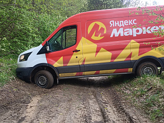 помогите пожалуйста,  застрял на лесной тропе, троса нету, нужно что то полноприводное вытащить застрявшую машину Форд