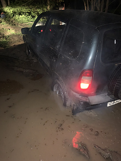 помогите,  вытащить застрявшую машину не указано