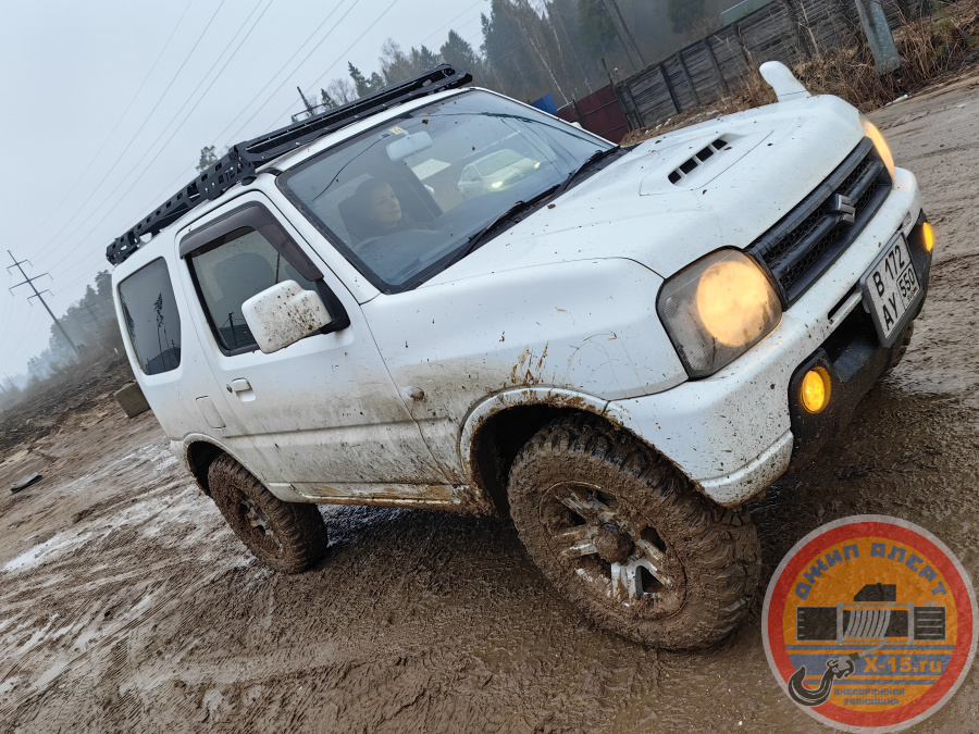 фото застрявшего Suzuki jimny  