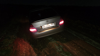 прошу помощи, машина попала в глубокую колею, села на брюхо. Нужна наверное лебёдка. Подъехать можно, сухая дорога вытащить застрявшую машину Toyota prius