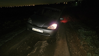 прошу помощи, машина попала в глубокую колею, села на брюхо. Нужна наверное лебёдка. Подъехать можно, сухая дорога вытащить застрявшую машину Toyota prius
