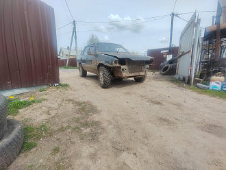 Ваз  на квадрорезине сидит в поле  вытащить застрявшую машину Ваз  