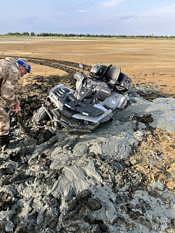 помогите, застряли в карьере, сами не выберемся  вытащить застрявшую машину Квадроцикл