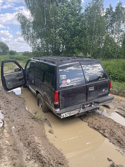 прошу помощи, застрял в луже, полный привод не подрубается (коробке плохо), крестовина наладом дышит. Вытащить взад что бы уехать.  вытащить застрявшую машину Chevrolet Suburban GMT400