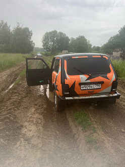 Съехал в калию, нужна помощь вытащить застрявшую машину Нива 