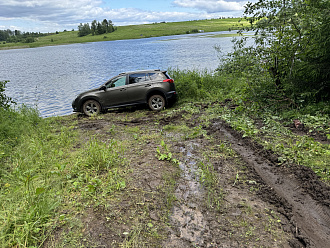Прошу помощи, машина застряла на берегу Озернинского водохранилища. Не цепляются колеса из за грязи. Плюс крутой подьем метров 100. По ощущениям выехал бы по сухой погоде вытащить застрявшую машину Тойота раф4