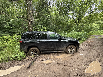 прошу помощи,  вытащить застрявшую машину Toyota 