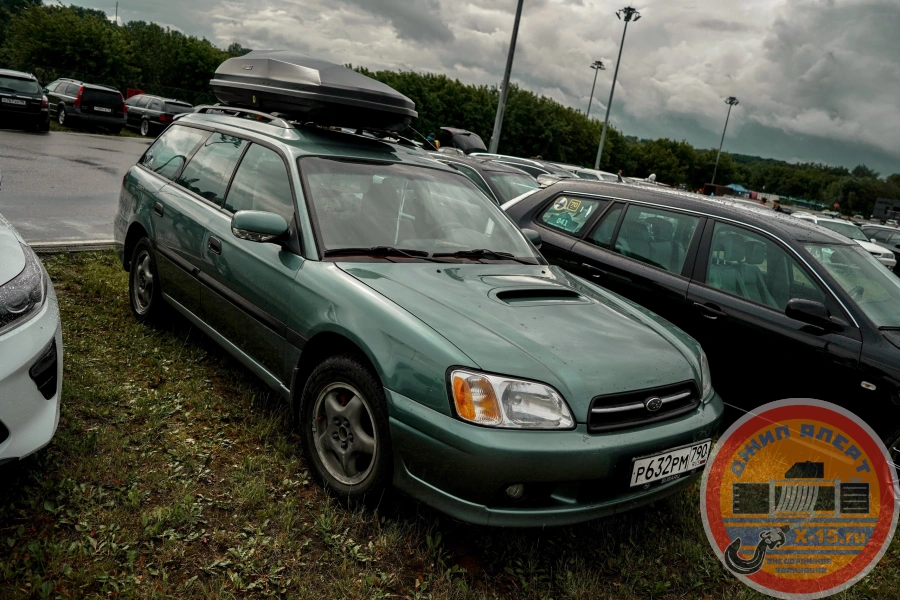 фото застрявшего Subaru Legacy 