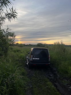 прошу помощи, вытащить машину, застряла слегка, колеса вращаются: резина замылилась. Дернуть метров 15м  вытащить застрявшую машину Land Rover discovery 4