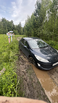 помогите пожалуйста,  застрял в поле вытащить застрявшую машину Пежо 408