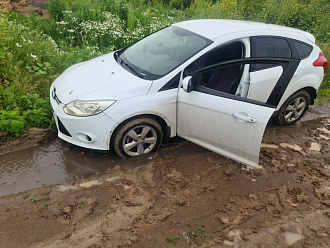 прошу помощи, вытащить машину,застрял в грязи,до асфальта метров 50,но тащить можно только за заднюю часть вытащить застрявшую машину Форд фокус