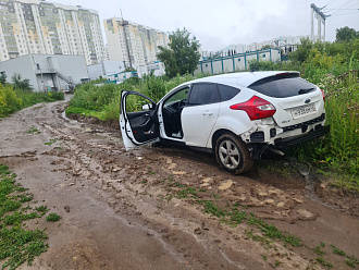 прошу помощи, вытащить машину,застрял в грязи,до асфальта метров 50,но тащить можно только за заднюю часть вытащить застрявшую машину Форд фокус