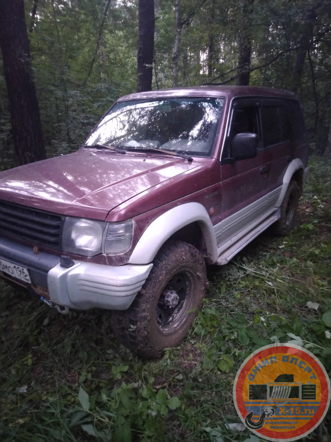 фото застрявшего Mitsubishi Pajero2 