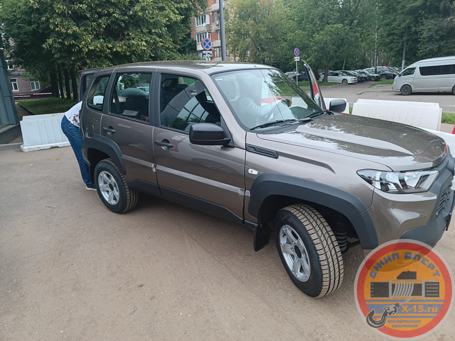 фото застрявшего Нива Тревел 