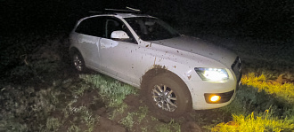 Помогите пожалуйста:)  Поехал доставать друга и сам закопался вытащить застрявшую машину Audi q5