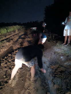 прошу помощи, застряли в глине, на просёлочной дороге, 150м до дороги  вытащить застрявшую машину Шевроле Круз