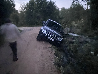  Прошу помощи машина съехала в глубокий кювет. вытащить застрявшую машину Митсубмси Паджеро 4