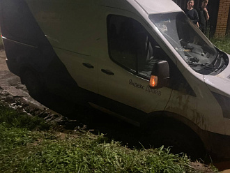 прошу помощи, вытащить машину, застряли в грязи, дёрнуть 3 метра вытащить застрявшую машину не указано
