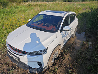 Прошу помочь вытянуть авто из грязи, застрял в поле. Дёрнуть на 10 метров.Трос есть. вытащить застрявшую машину Geely coolray 