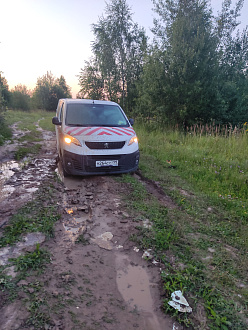 помогите, вытащить авто вытащить застрявшую машину Пежо 