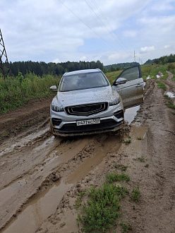 В метрах 3 твёрдая дорога, можно за трос дернуть вытащить застрявшую машину Geely atlas pro