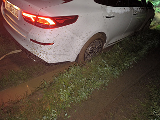 помогите, вытащить  вытащить застрявшую машину Kia optima