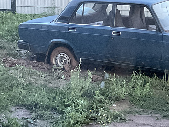 Застрял в глине у себя во дворе, знакомых которые помогли бы вытащить нет, второй день пытаюсь вытащить машину вытащить застрявшую машину Ваз