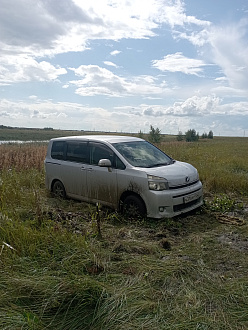 прошу помощи, вытащить машину, застряли в поле, метров 400 от трассы, в машине дети. вытащить застрявшую машину Тоyota voxy( микроавтобус)