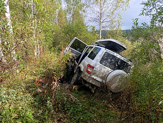 прошу помощи, стянуло по склону. Сидит на мостах. Самостоятельно выбраться сложно. Доехать до места можно легко. Связи там нет, координаты примерные. Пошел искать трактор, надеюсь, что пару часов буду на связи вытащить застрявшую машину Уаз Патриот