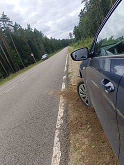 помогите пожалуйста, застрял, Киа Сид, сел на обочине, закопался, троса нет, до асфальта 1м, машина на ходу, проушина есть сзади. Заплатить готов 500р, больше нет, телефон  вытащить застрявшую машину kia ceed
