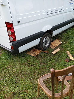 прошу помощи,  вытащить застрявшую машину не указано