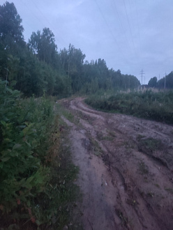 помогите, выехали на берег в районе днт пчëлы у озера 3,однако не рассчитал крутизну подъëма и количество грязи. Смог вылезти на ровную площадку, но выехать обратно не могу. Подъëм длинной метров 200-300, дальше асфальт.  вытащить застрявшую машину Isuzu wizard