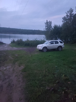 помогите, выехали на берег в районе днт пчëлы у озера 3,однако не рассчитал крутизну подъëма и количество грязи. Смог вылезти на ровную площадку, но выехать обратно не могу. Подъëм длинной метров 200-300, дальше асфальт.  вытащить застрявшую машину Isuzu wizard