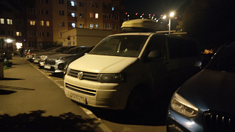 помогите,  пожалуйста , завести машину. Нужно пусковое устройство, т к машина стоит носом к дому вытащить застрявшую машину Фольксваген т5