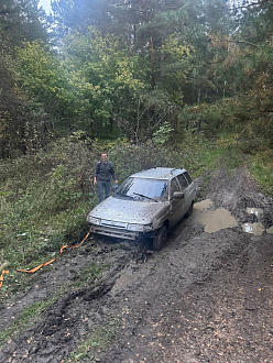 Прощу помощи, вытащить машину из леса, села на брюхо в калие, нужен реечеый домкрат и трос метров 6 вытащить застрявшую машину не указано