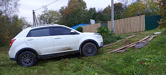 помогите пожалуйста,  застряла машина не могу выбраться, в деревне практически никого нет что бы помогли, вся надежда на вас, до выезда на дорогу буквально метра 3-4  вытащить застрявшую машину Санг енг актион